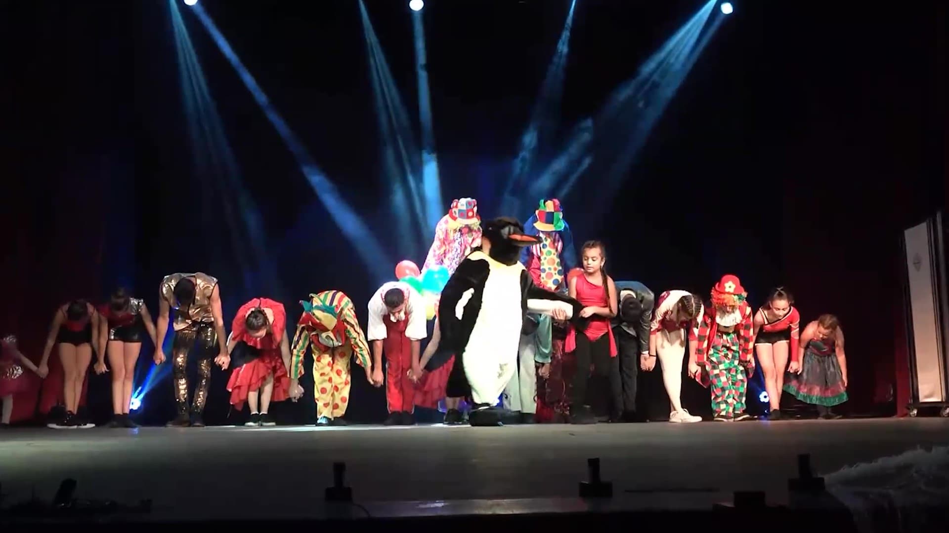 Деца на сцената